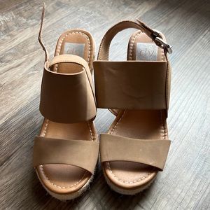 DV tan women’s wedges